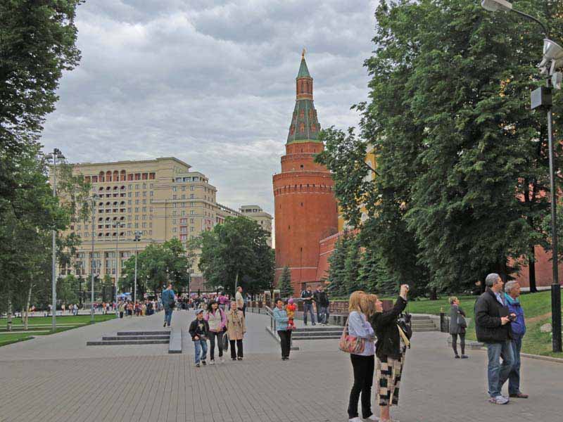 Угловая Арсенальная башня и гостиница Москва