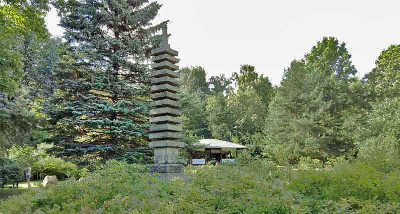 каменная пагода в японском cаду