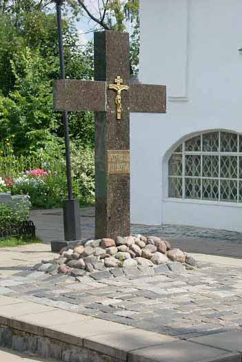 мраморный крест у церкви