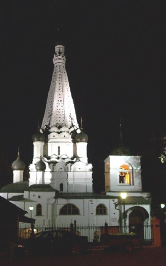 Церковь ночью.