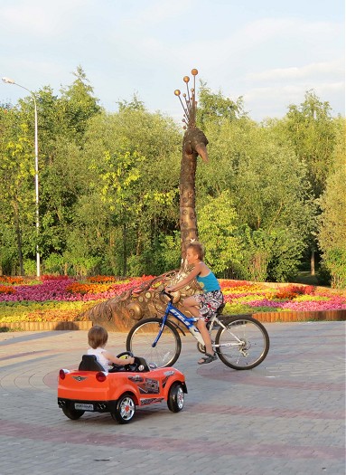 дети на велосипеде и педальной машине