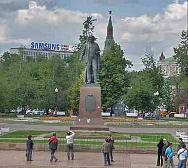 Памятник Репину на фоне кремлевских башен