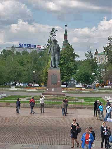 Памятник Репину на фоне кремлевских башен