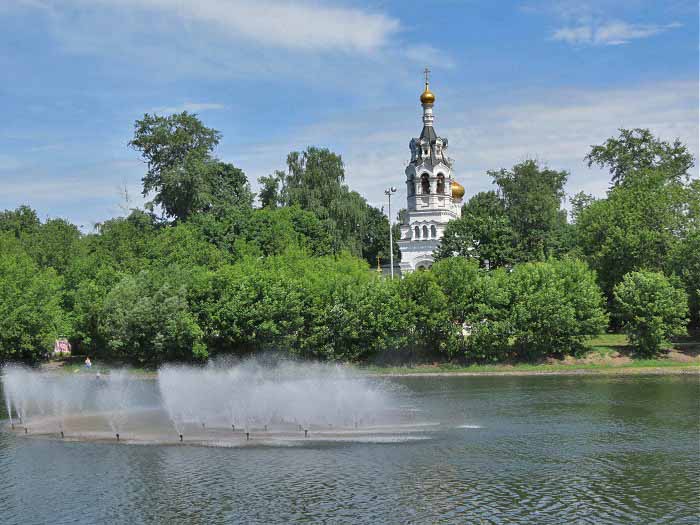 Вид Храма Илии Пророка со стороны Черкизовского пруда