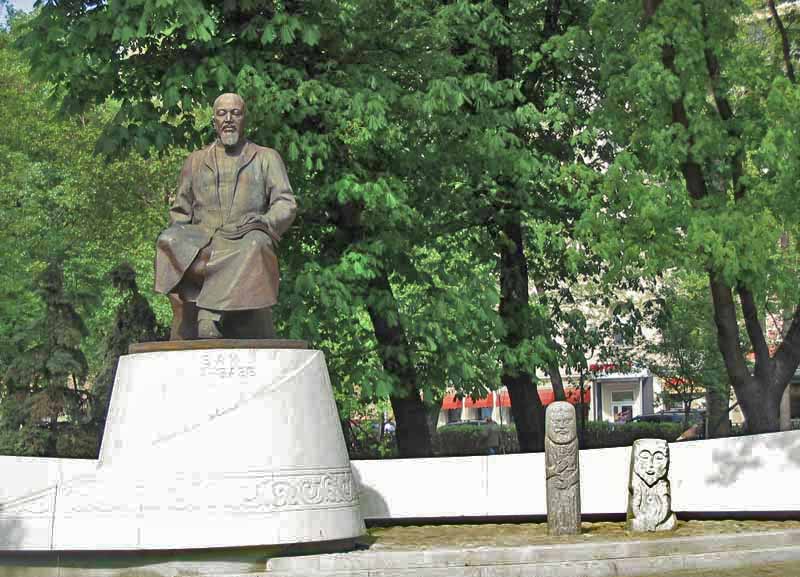 Скульптура  Абая Кунанбаева на Чистых прудах