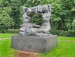 скульптуры в парке Дружбы