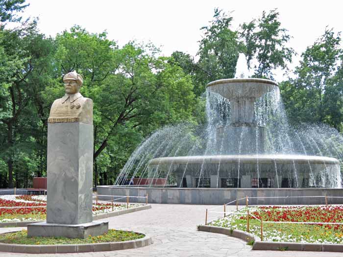 Фонтан и памятник Фрунзе
