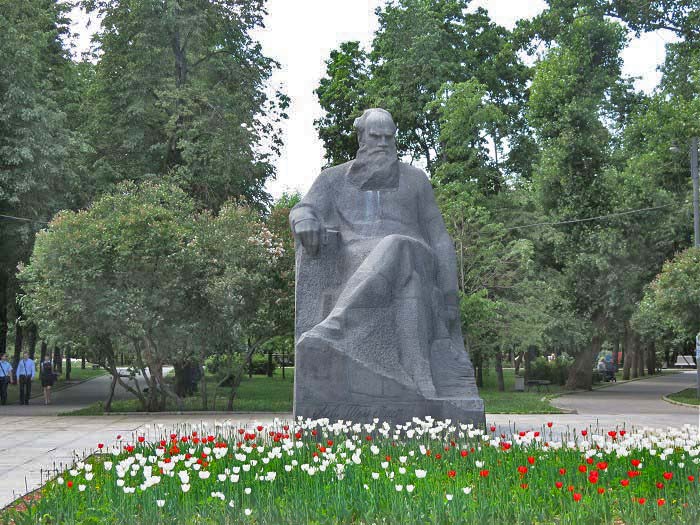 скульптура Л.Н. Толстой