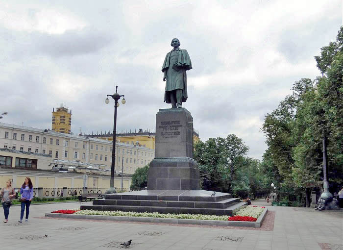 современный памятник Гоголю на Гоголевском бульваре