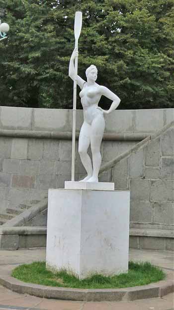 Скульптура женщина с веслом