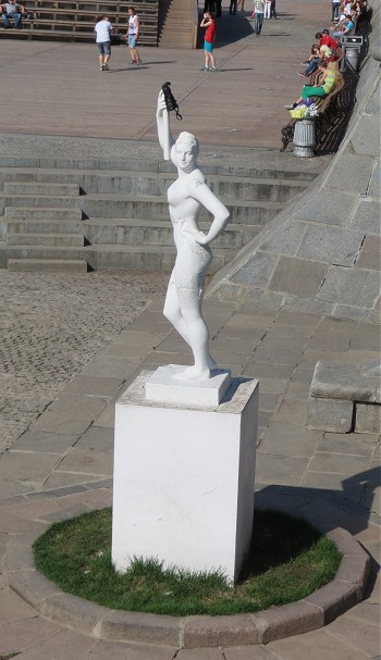 Скульптура девушка с веслом
