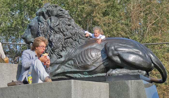 завтрак у скульптуры льва