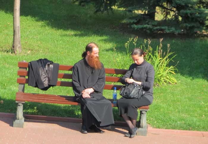 монах и женщина