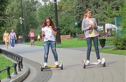 Девушки на гироскутерах в парке Останкино