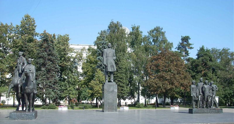 Миусская площадь, памятник Фадееву