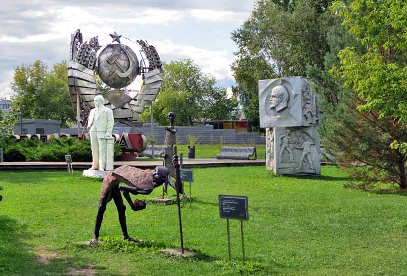 Статуя Ленина, герб СССР