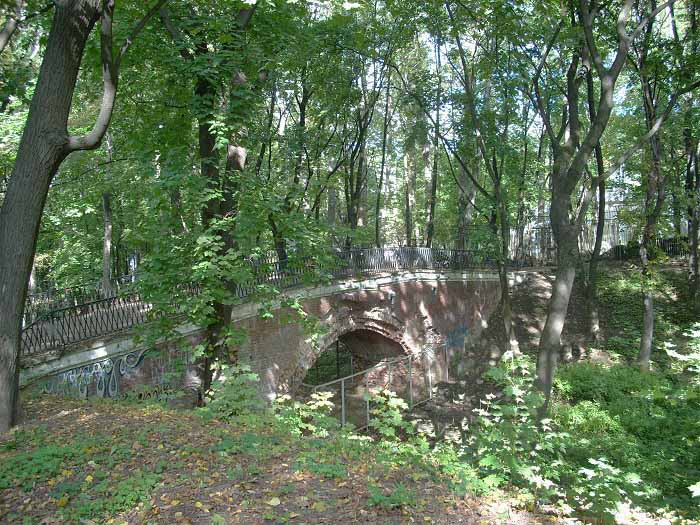 Садовый мостик в Нескучном саду
