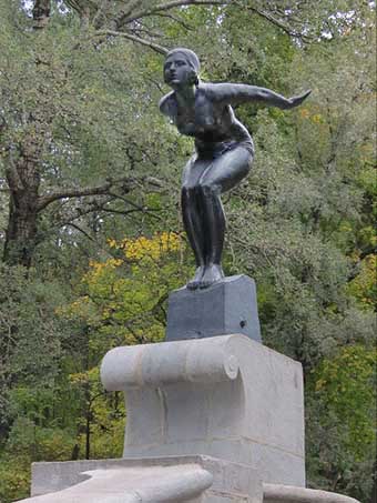 скульптура девушки-ныряльщицы