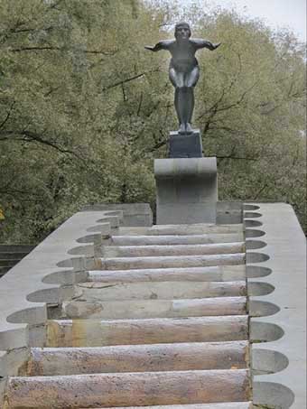 Скульптура Купальщица .