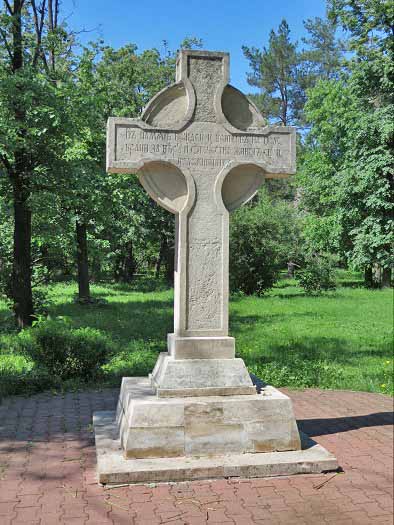 Памятный крест возле часовни Спаса Преображения