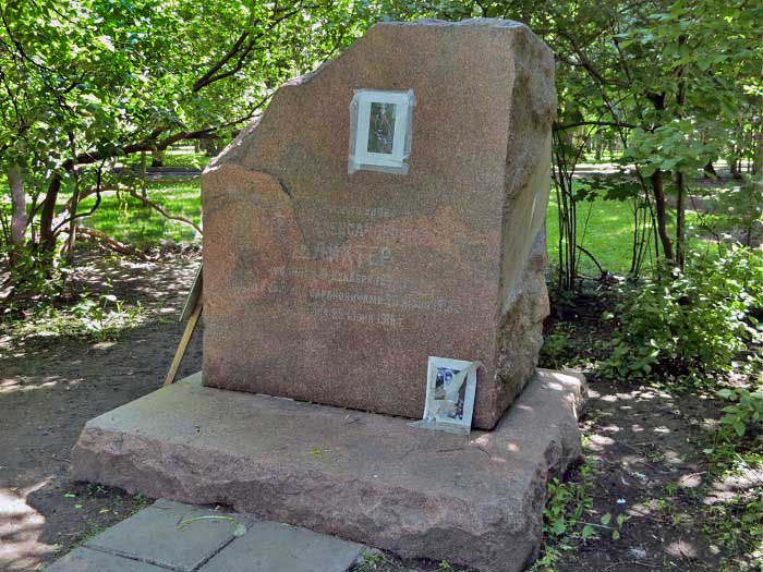Надгробный камень над могилой Шлихтера