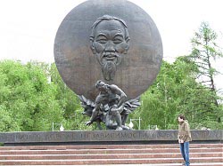 памятник Хо Ши Мину