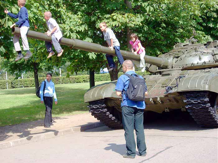 дети играют на танке