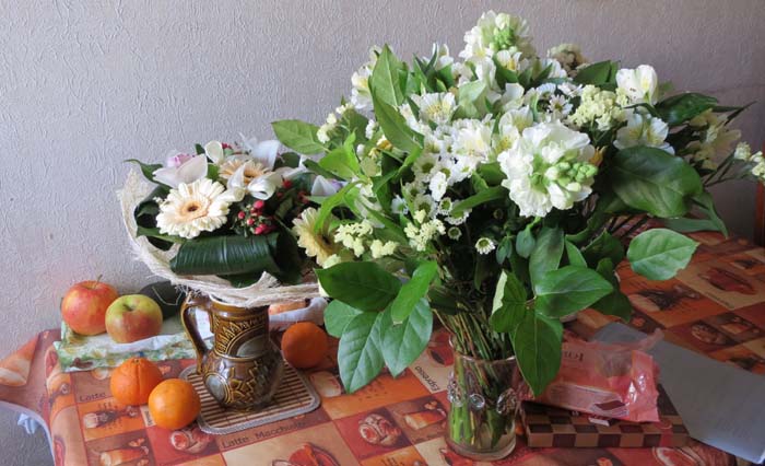 букеты цветов на столе