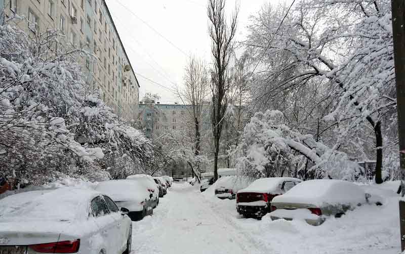 московский двор под снегом