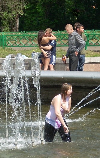 девушка у фонтана