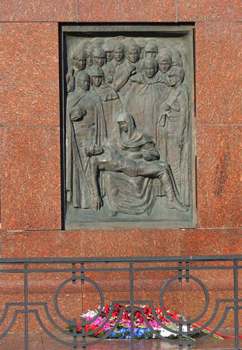  скульптурный барельеф на пьедестале памятника
