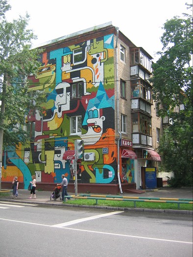 дом, расписанный граффити