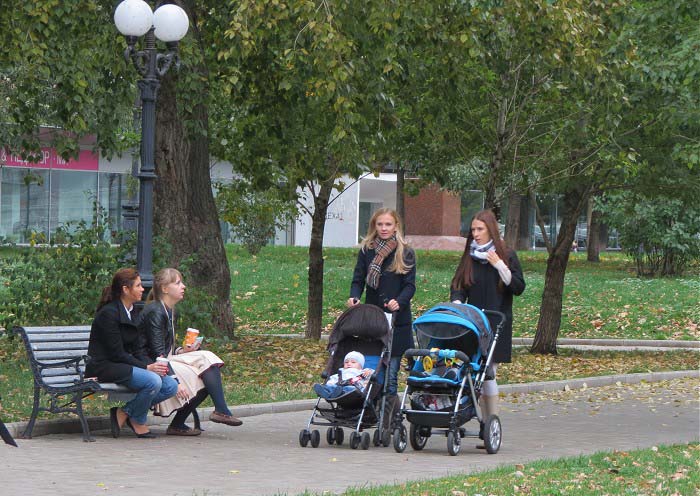 мамы с колясками в парке