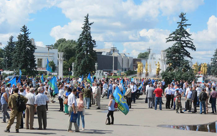 десантники на площади перед фонтаном Дружба народов на ВДНХ