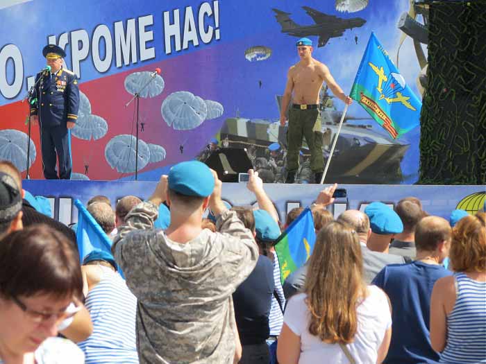 генерал-полковник В.  Шаманов поздравляет десантников с днем ВДВ