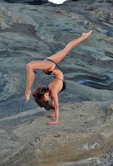 упражнения йоги на берегу моря